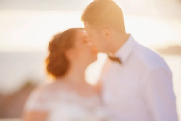 Destino casamento casal beijo ao pôr do sol — Fotografia de Stock