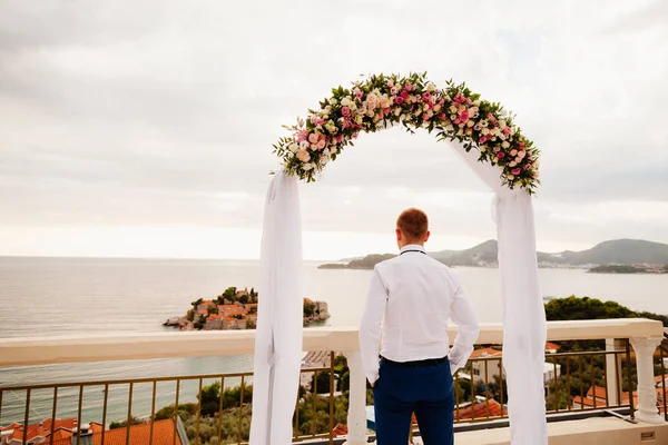 Destino casamento noivo ao pôr do sol — Fotografia de Stock