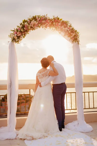在日落时目的地婚礼新婚夫妇 — 图库照片
