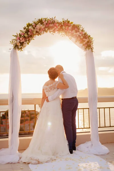 Destination wedding couple at sunset — Stock Photo, Image