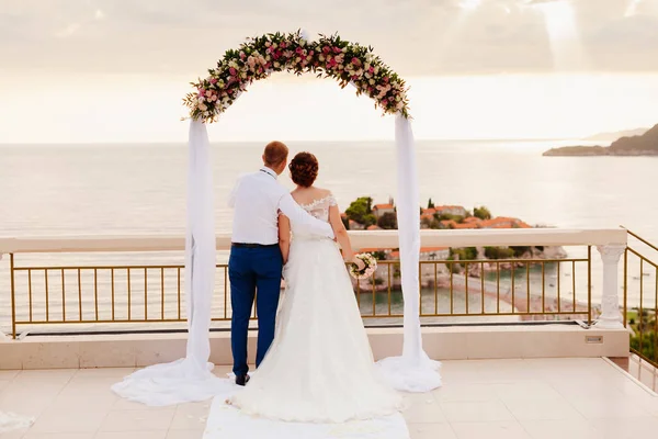 Destinație cuplu nunta la apus de soare — Fotografie, imagine de stoc