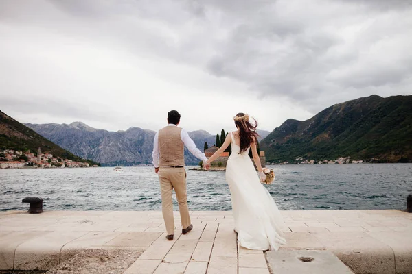 Huwelijksreis bruidspaar reizen Europa achteraanzicht — Stockfoto