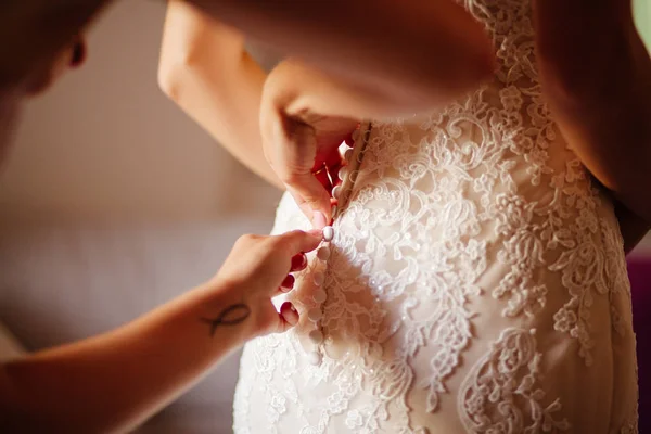 Novia con vestido de novia de cerca — Foto de Stock