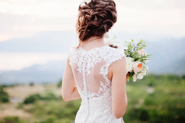 Noiva segurar buquê de casamento de peônias de rosa e rosas — Fotografia de Stock