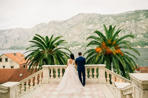 Casamento lua de mel casal viagem de volta vista — Fotografia de Stock