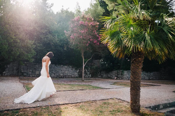 Neidentifikovaný nevěsta chůzi v malebné části areálu — Stock fotografie