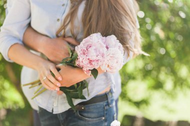 nişanlı çift sarılmak