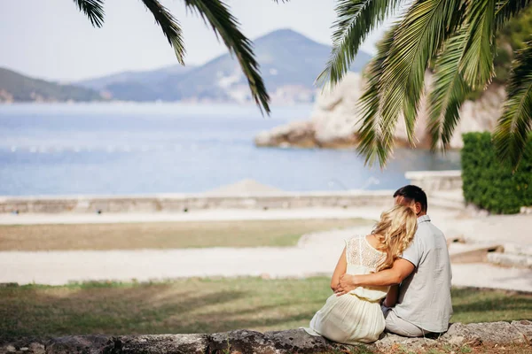 Encantador casal relaxar na praia juntos — Fotografia de Stock