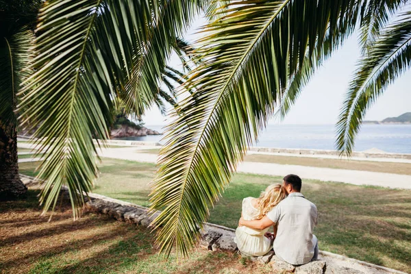 Krásný pár společně relaxovat na pláži — Stock fotografie