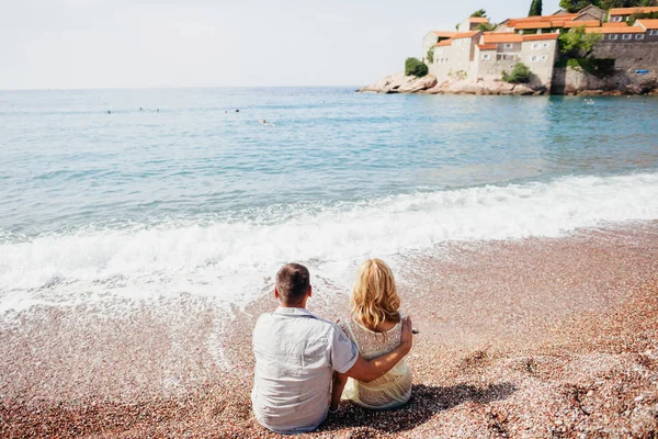 Encantador casal relaxar na praia juntos — Fotografia de Stock