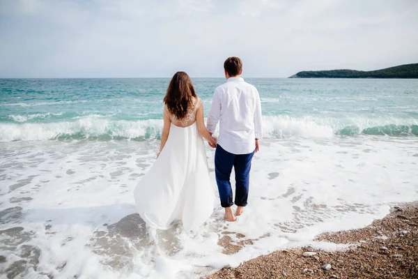 güzel çift sahilde birlikte sakin ol