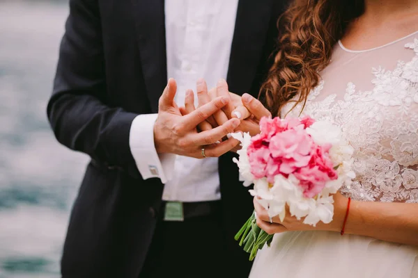 Jonggehuwden houden bruiloft boeket — Stockfoto