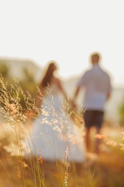 Honeymoon wedding couple travel back view — Stock Photo, Image