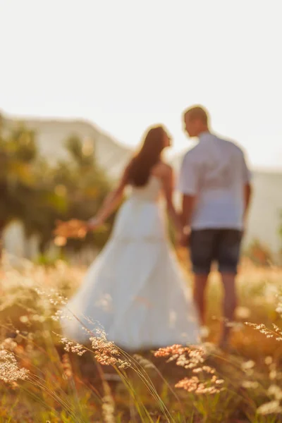 Honeymoon wedding couple travel back view — Stock Photo, Image