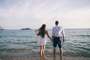 Çift sahilde birlikte sakin ol