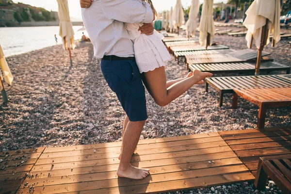 Pareja relajarse en la playa juntos —  Fotos de Stock