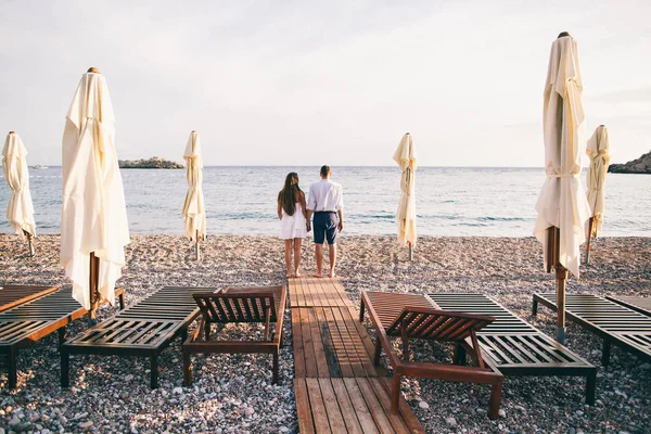 Paar ontspannen samen op strand — Stockfoto