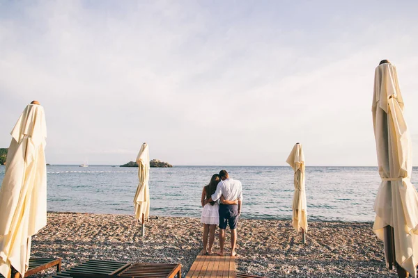 Paar entspannen gemeinsam am Strand — Stockfoto