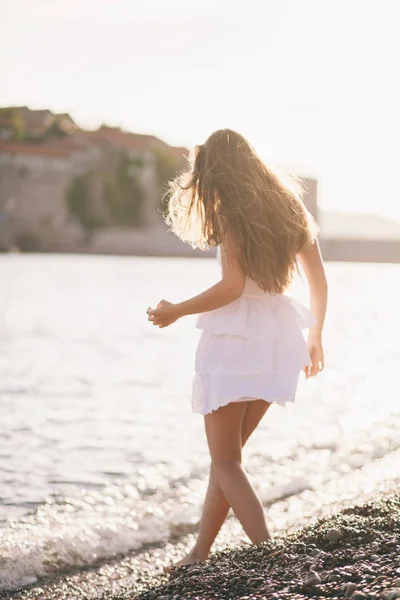 Sexig kvinna promenad på stranden — Stockfoto