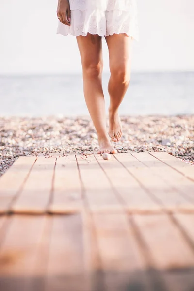 Donna sexy camminare sulla spiaggia — Foto Stock