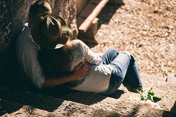 Par relax och kyssa i parken — Stockfoto