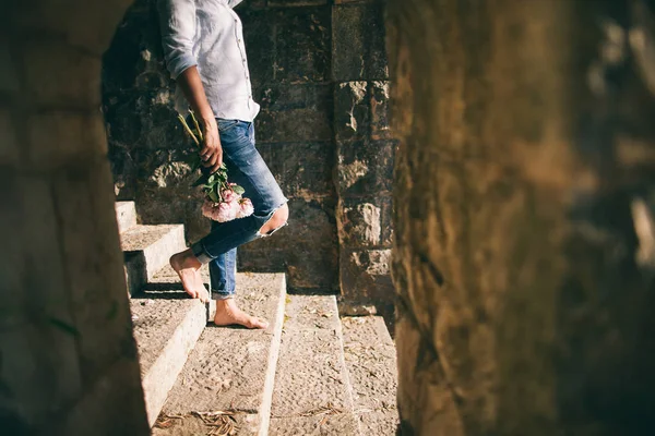 A piedi nudi donna camminare con i fiori — Foto Stock