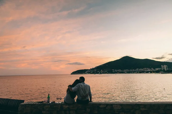 Couple boire du vin à la plage coucher du soleil — Photo