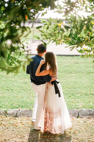 Casal relaxar no parque — Fotografia de Stock