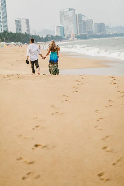 Couple se détendre sur la plage ensemble — Photo