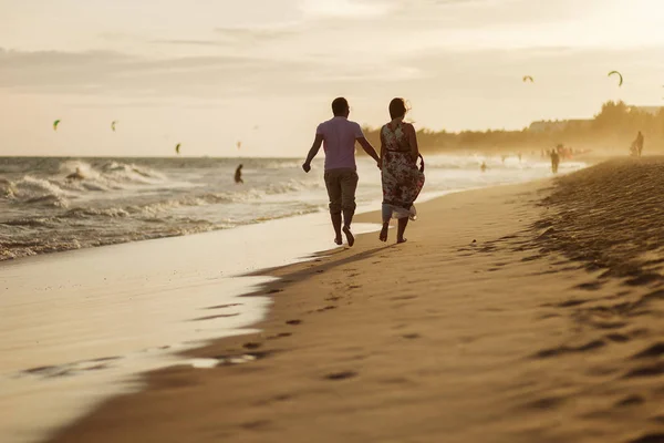 Pasangan bahagia berjalan di pantai — Stok Foto