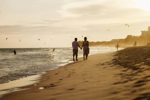 Feliz pareja correr en la playa — Foto de Stock