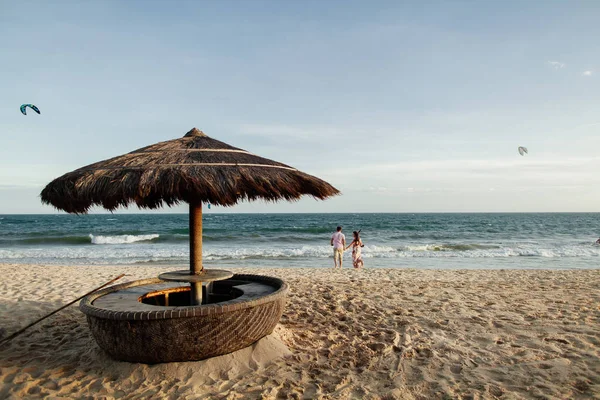 Gelukkige paar uitvoeren op strand — Stockfoto