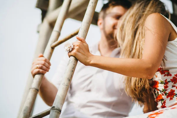 Paar kusjes op het strand — Stockfoto