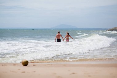 Çift sahilde birlikte sakin ol