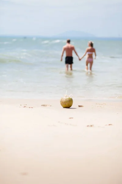 Couple se détendre sur la plage ensemble — Photo