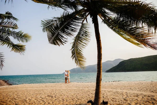 Casal relaxar no resort de praia — Fotografia de Stock