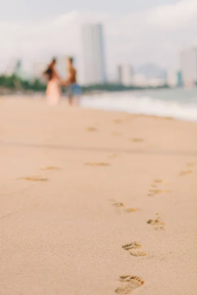 Coppia rilassarsi sulla spiaggia insieme — Foto Stock