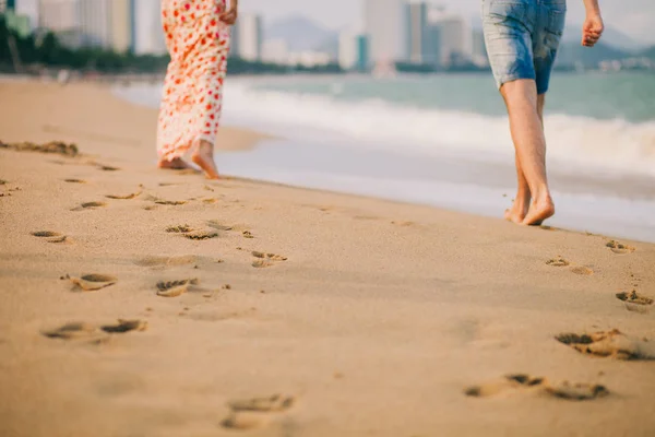 Couple marcher sur la plage ensemble — Photo