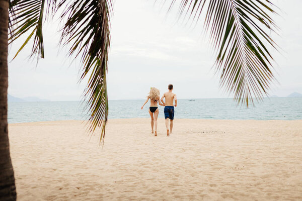Happy couple run on beach — Stock Photo, Image