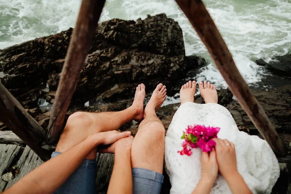 Flitterwochen-Paar entspannt sich am Strand — Stockfoto