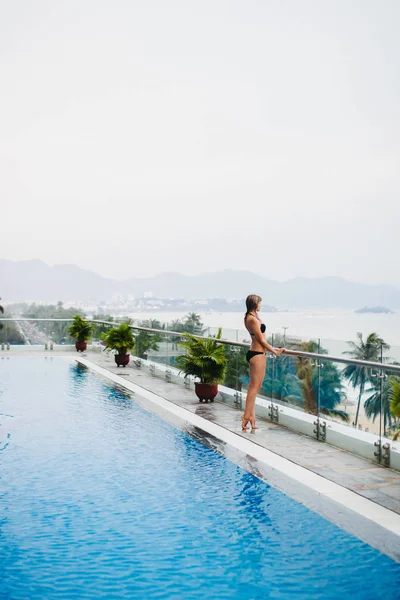 Wanita seksi bikini santai di kolam renang — Stok Foto