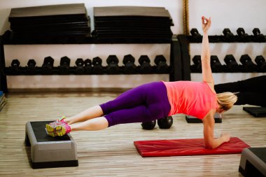 yan tahta egzersiz abs için