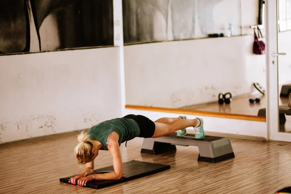 Entrenamiento de tablón para abdominales — Foto de Stock