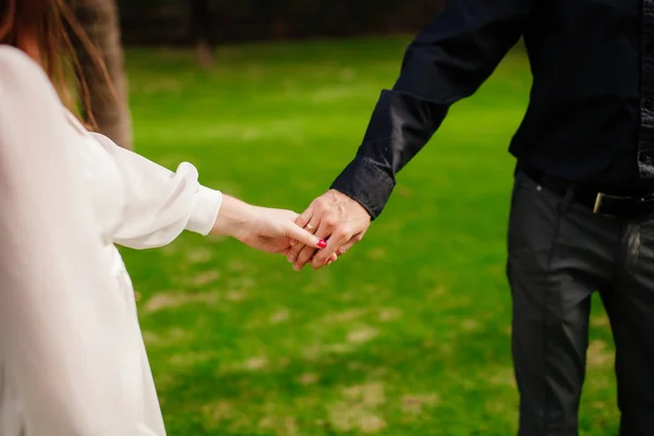 Наречений і наречений тримають руки разом — стокове фото