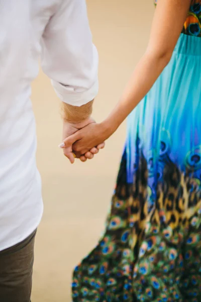 Krásný pár, pohromadě drží za ruce — Stock fotografie