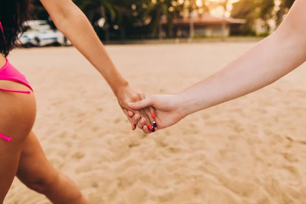 Pasangan indah berpegangan tangan bersama-sama — Stok Foto