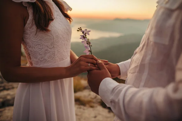 Pareja encantadora tomados de la mano juntos — Foto de Stock