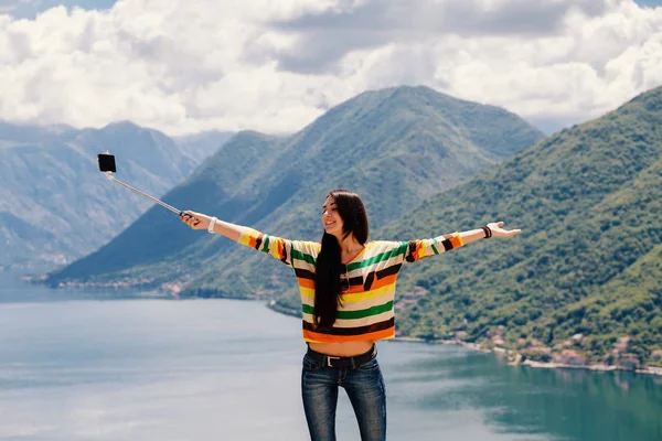 Radostné žena cestovat a foto selfie — Stock fotografie