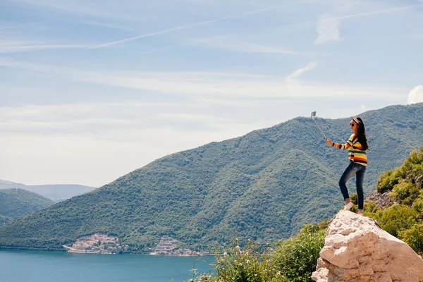 Joyful woman travel and photo selfie — Stock Photo, Image