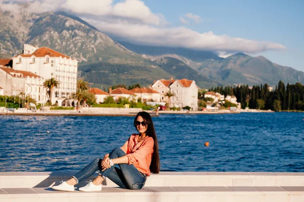 Neşeli kadın seyahat dağlar — Stok fotoğraf